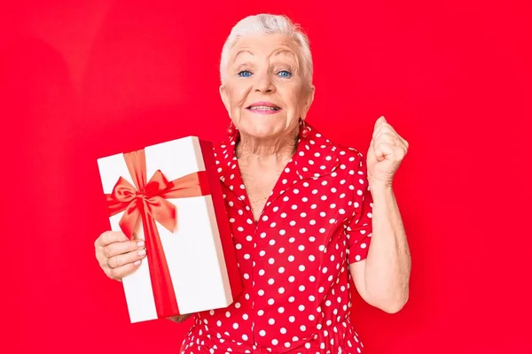 Senior Hermosa Mujer Con Ojos Azules Cabello Gris Sosteniendo Regalo — Foto de Stock