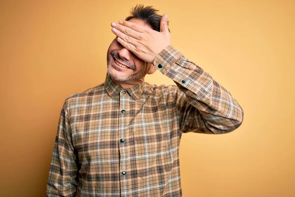 Jeune Bel Homme Portant Chemise Décontractée Debout Sur Fond Jaune — Photo