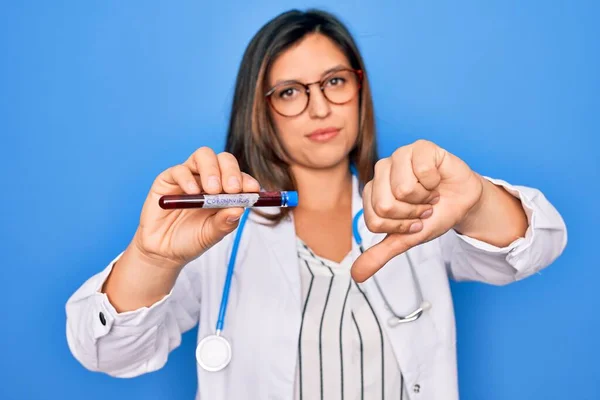 Mujer Doctora Joven Sosteniendo Tubo Médico Muestra Sangre Con Enfermedad —  Fotos de Stock