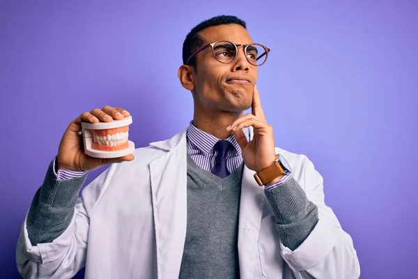 Jovem Bonito Dentista Afro Americano Homem Segurando Dentes Dentadura Sobre — Fotografia de Stock