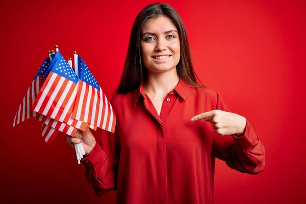 Ung Vacker Patriotisk Kvinna Med Blå Ögon Håller Usa Flaggor — Stockfoto