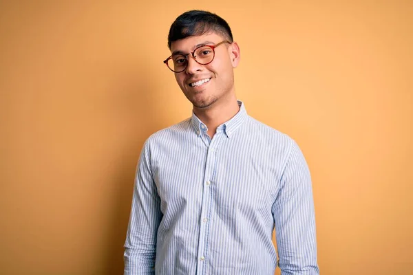 Junger Gutaussehender Hispanischer Geschäftsmann Mit Nerd Brille Vor Gelbem Hintergrund — Stockfoto