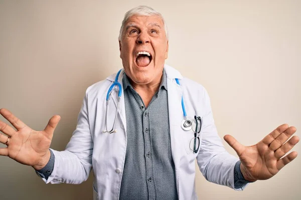 Starszy Przystojny Hoary Lekarz Noszący Płaszcz Stetoskop Białym Tle Szalony — Zdjęcie stockowe