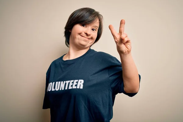Sosyal Yardımlaşma Tişörtü Giyen Genç Sendromlu Gönüllü Kadın Kameraya Bakıp — Stok fotoğraf