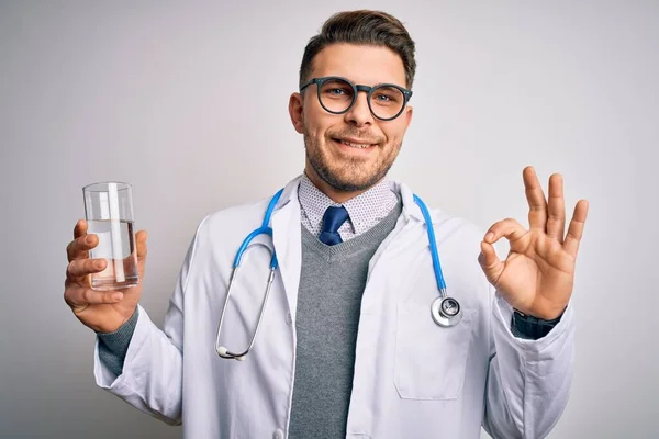 Giovane Medico Che Indossa Cappotto Medico Possesso Bicchiere Acqua Dolce — Foto Stock