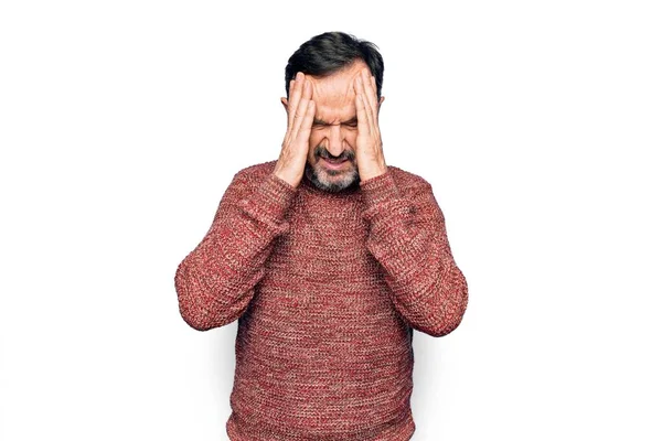 ストレスのため 頭の上に手で孤立した白い背景の上に立ってカジュアルなセーターを着て中世のハンサムな男 片頭痛に苦しむ — ストック写真
