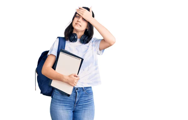 Młoda Piękna Dziewczyna Nosi Studencki Plecak Trzymając Notatnik Zestresowany Sfrustrowany — Zdjęcie stockowe