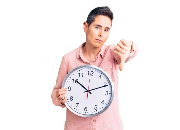 Giovane Donna Con Capelli Corti Tenendo Grande Orologio Con Faccia — Foto Stock