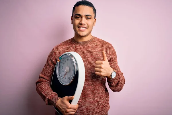 Jovem Brasileiro Fazendo Dieta Para Perder Peso Segurando Escala Sobre — Fotografia de Stock