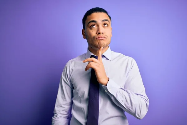 Joven Empresario Brasileño Con Elegante Corbata Pie Sobre Fondo Púrpura —  Fotos de Stock