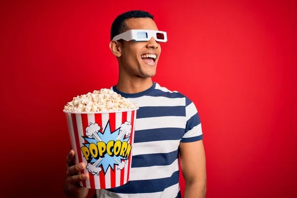 Jovem Homem Afro Americano Bonito Assistindo Filme Usando Óculos Comendo — Fotografia de Stock