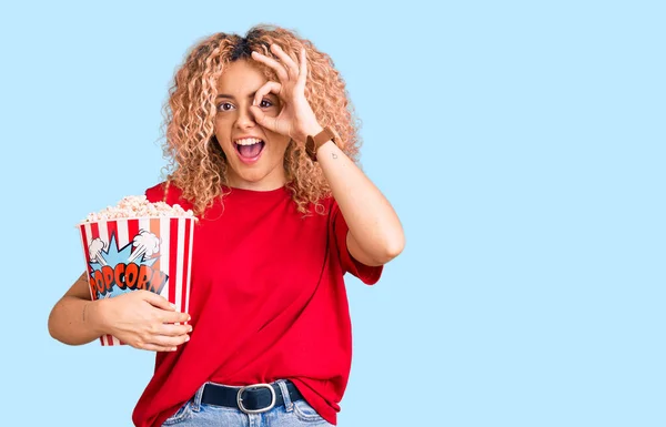 Young Blonde Woman Curly Hair Eating Popcorn Smiling Happy Doing — Stock Photo, Image