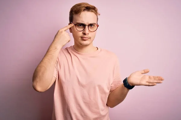 Joven Hombre Pelirrojo Guapo Con Camiseta Casual Pie Sobre Fondo —  Fotos de Stock