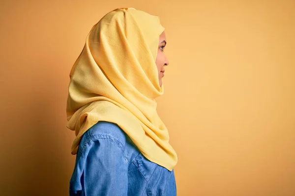 Νεαρή Όμορφη Γυναίκα Σγουρά Μαλλιά Φορώντας Arab Παραδοσιακή Μαντίλα Πάνω — Φωτογραφία Αρχείου