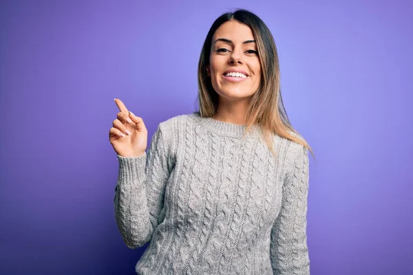 Jovem Mulher Bonita Vestindo Camisola Casual Sobre Fundo Roxo Isolado — Fotografia de Stock