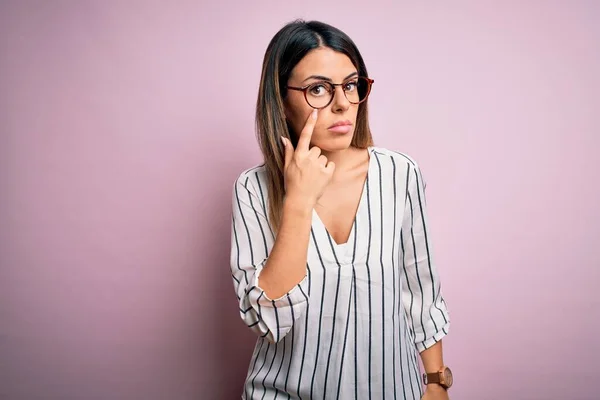 Genç Güzel Bir Kadın Pembe Arka Plan Üzerine Günlük Çizgili — Stok fotoğraf