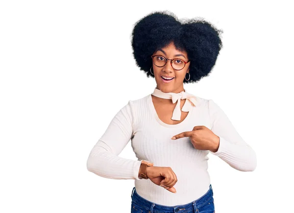 Giovane Ragazza Afroamericana Indossa Abiti Casual Occhiali Fretta Che Punta — Foto Stock