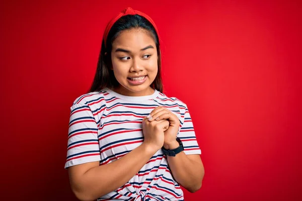 Genç Güzel Asyalı Bir Kız Izole Edilmiş Kırmızı Arka Plan — Stok fotoğraf