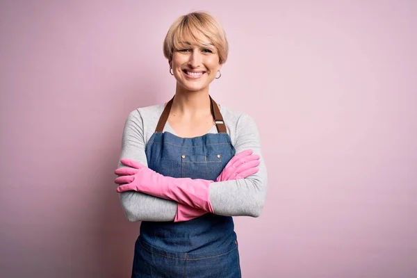 Junge Blonde Putzfrau Mit Kurzen Haaren Schürze Und Handschuhen Über — Stockfoto