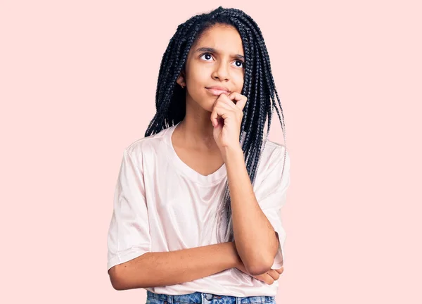 Симпатичная Африканская Американская Девушка Повседневной Одежде Серьезное Лицо Думая Вопросе — стоковое фото