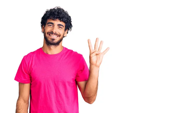 Bello Giovane Uomo Con Capelli Ricci Orso Indossa Casual Maglietta — Foto Stock