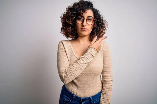 Jeune Belle Femme Arabe Bouclée Portant Shirt Décontracté Des Lunettes — Photo