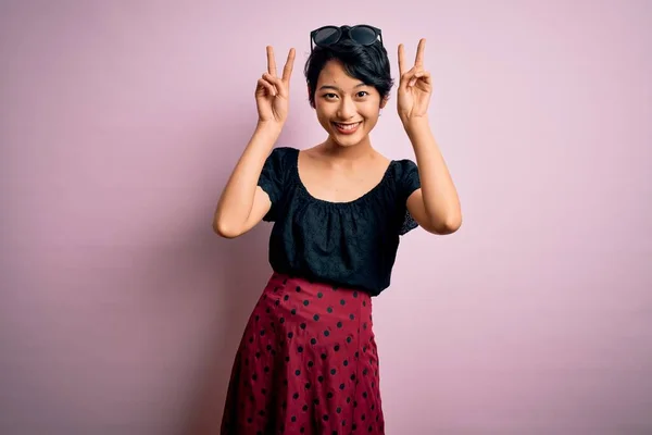 Jovem Bela Menina Asiática Vestindo Vestido Casual Sobre Isolado Rosa — Fotografia de Stock