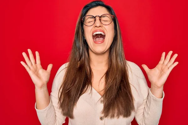 Jonge Spaanse Slimme Vrouw Met Een Bril Rood Geïsoleerde Achtergrond — Stockfoto