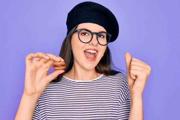 Młoda Piękna Dziewczyna Nosi Okulary Beret Moda Trzymając Francuski Słodkie — Zdjęcie stockowe