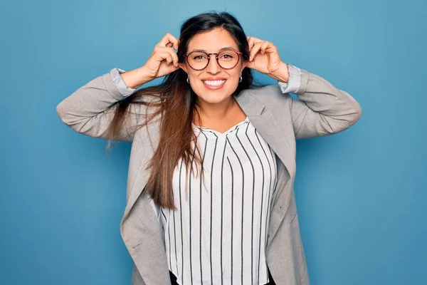 Ung Latinamerikansk Affärskvinna Bär Glasögon Stående Över Blå Isolerad Bakgrund — Stockfoto