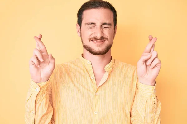 Giovane Bell Uomo Che Indossa Abiti Casual Gesticolando Dito Incrociato — Foto Stock