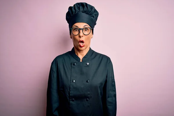 Mujer Mediana Edad Chef Morena Con Uniforme Cocina Sombrero Sobre —  Fotos de Stock