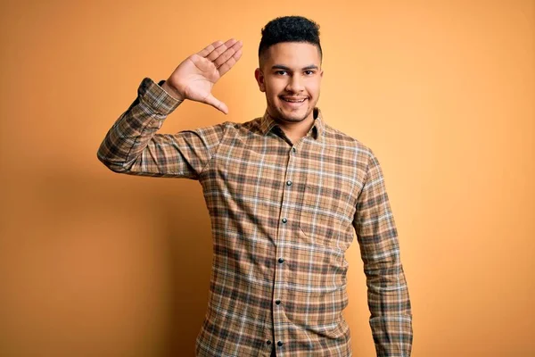 Joven Hombre Guapo Con Camisa Casual Pie Sobre Fondo Amarillo — Foto de Stock