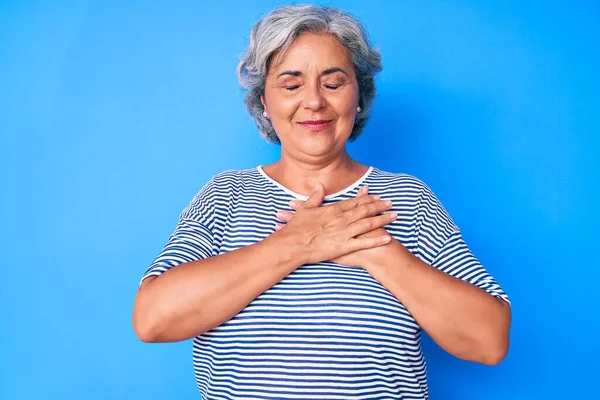 Mujer Mayor Cabello Gris Hispano Vestida Con Ropa Casual Sonriendo — Foto de Stock