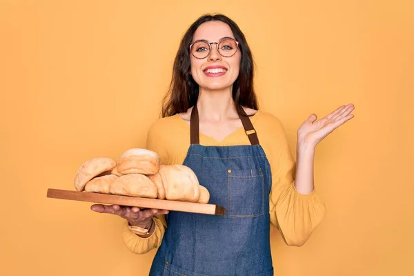 Junge Schöne Bäckerin Mit Blauen Augen Trägt Schürze Mit Tablett — Stockfoto