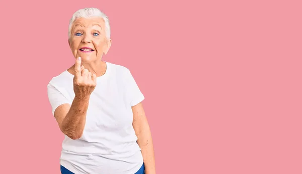 Senior Hermosa Mujer Con Ojos Azules Pelo Gris Con Camiseta —  Fotos de Stock