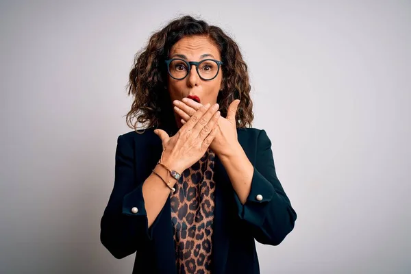 Middelbare Leeftijd Brunette Zakenvrouw Dragen Bril Staan Geïsoleerde Witte Achtergrond — Stockfoto