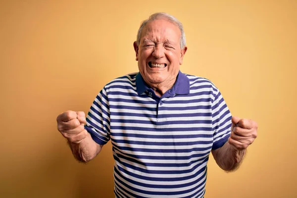 머리를 노인이 노란색 위에서 행복하고 모습으로 웃으며 성공을 기원하는 인사를 — 스톡 사진