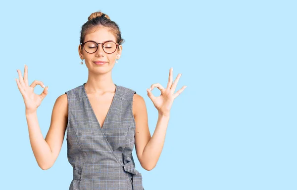 Bella Donna Caucasica Con Capelli Biondi Che Indossa Abiti Lavoro — Foto Stock