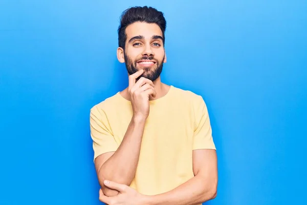 Mladý Pohledný Muž Vousy Oblečený Neformálním Tričku Sebevědomě Usmívá Kamery — Stock fotografie