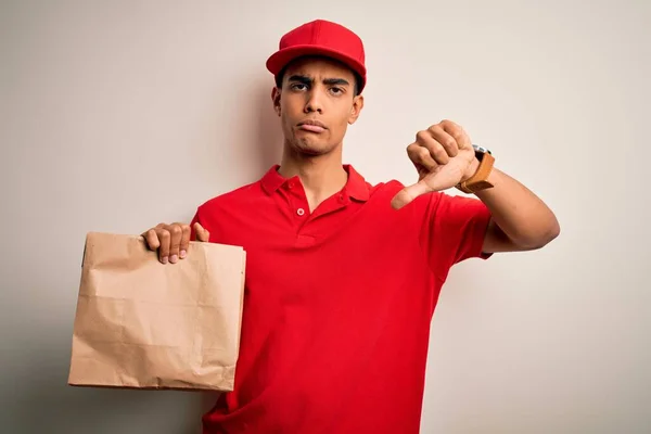 Jovem Homem Entrega Afro Americano Bonito Segurando Saco Papel Com — Fotografia de Stock