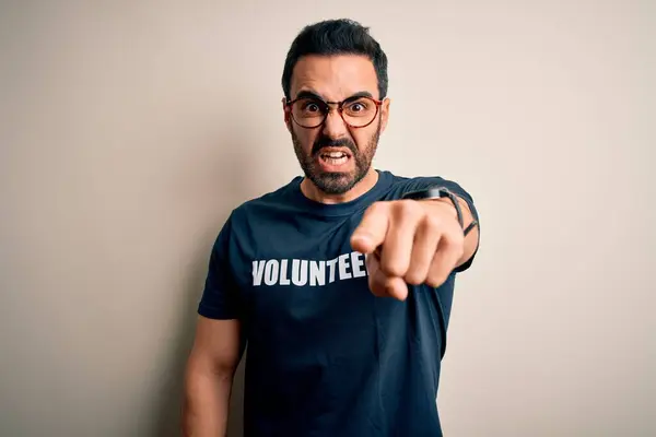 Bonito Homem Com Barba Vestindo Camiseta Com Mensagem Voluntária Sobre — Fotografia de Stock
