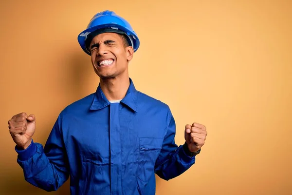Giovane Bel Lavoratore Afroamericano Vestito Con Uniforme Blu Casco Sicurezza — Foto Stock
