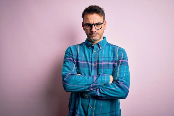 Homem Bonito Jovem Vestindo Camisa Casual Óculos Sobre Fundo Rosa — Fotografia de Stock