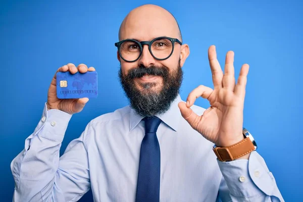 Schöner Glatzköpfiger Geschäftsmann Mit Bart Der Kreditkarte Über Isoliertem Blauem — Stockfoto