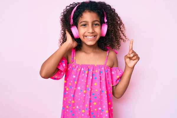 Bambino Afroamericano Con Capelli Ricci Che Ascolta Musica Usando Cuffie — Foto Stock