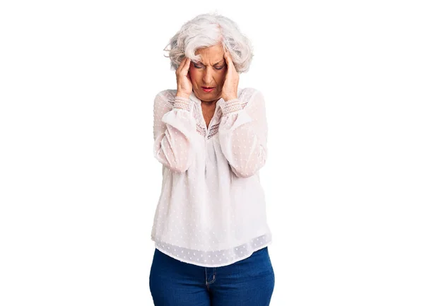 由于压力大 头发灰白的老年妇女头戴便服 头戴头戴头罩 偏头痛 — 图库照片