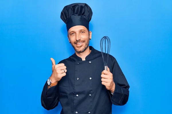 Jovem Homem Bonito Vestindo Uniforme Fogão Segurando Uísque Sorrindo Feliz — Fotografia de Stock