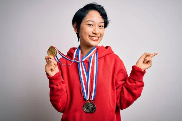 Fiatal Gyönyörű Ázsiai Lány Győztes Visel Érmek Felett Elszigetelt Fehér — Stock Fotó
