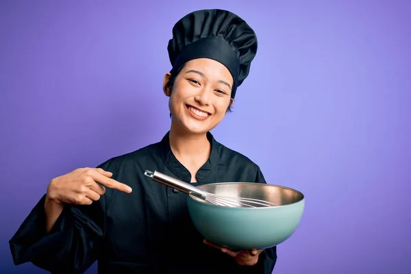 Joven Hermosa Mujer Chef Chino Con Uniforme Cocina Sombrero Usando —  Fotos de Stock